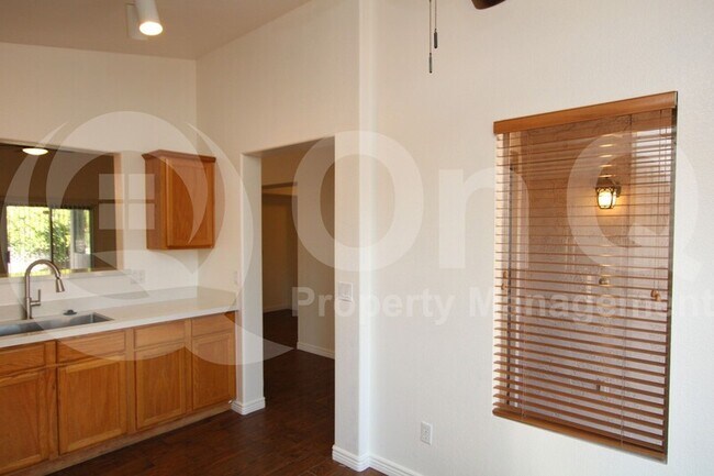 Foto del edificio - 3292 E San Angelo Ave