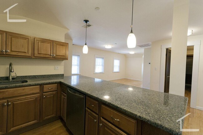 Foto del edificio - Large newly renovated 3 bedroom