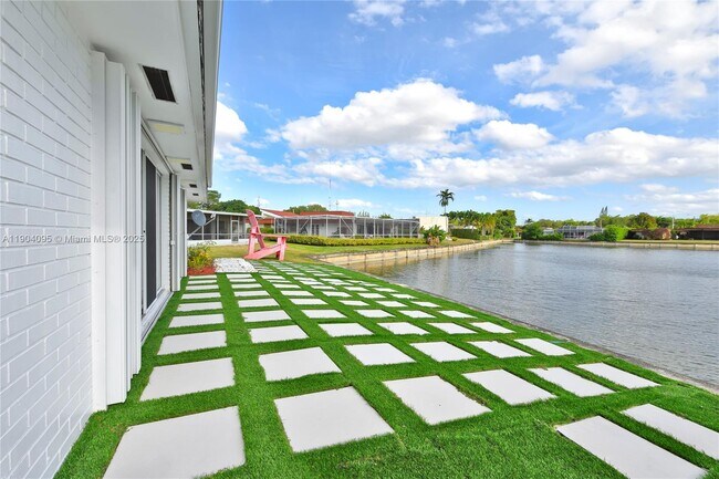 Foto del edificio - 5602 White Cedar Ln