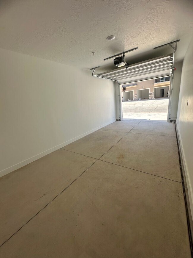 Foto del edificio - Luxury 3 bedroom Condo in Desert Color!