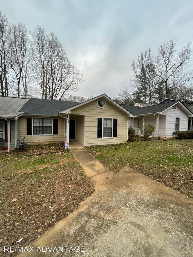 2 br, 2 bath House 928 O'Hara Dr. House Rental in Jonesboro, GA