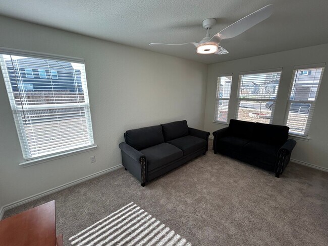 Foto del edificio - Available NOW! FIRST TIME RENTAL 2-STORY -...