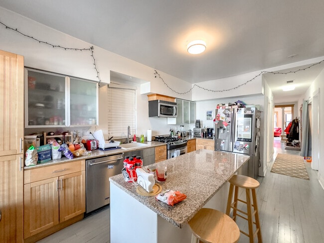 Building Photo - 3245 N Lakewood Ave