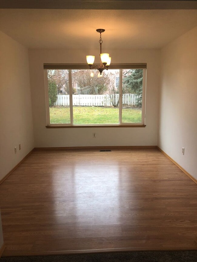 Building Photo - Beautiful Large Home!