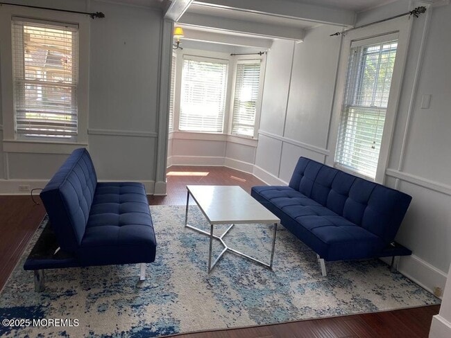 Building Photo - 327 Roosevelt Ave