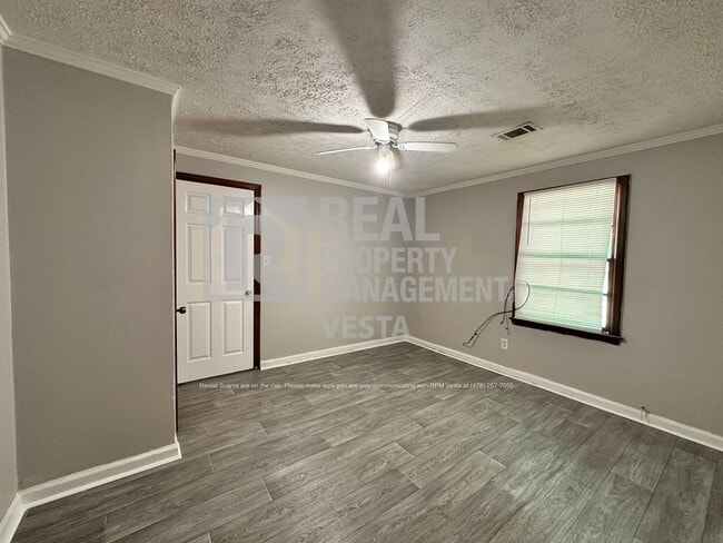 Building Photo - 4085 Southview Dr