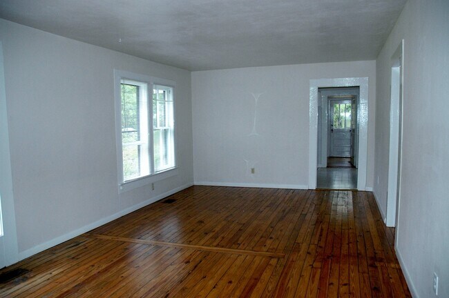 Building Photo - 3 Bedroom, 2 Bathroom House (w/ Study) Blo...
