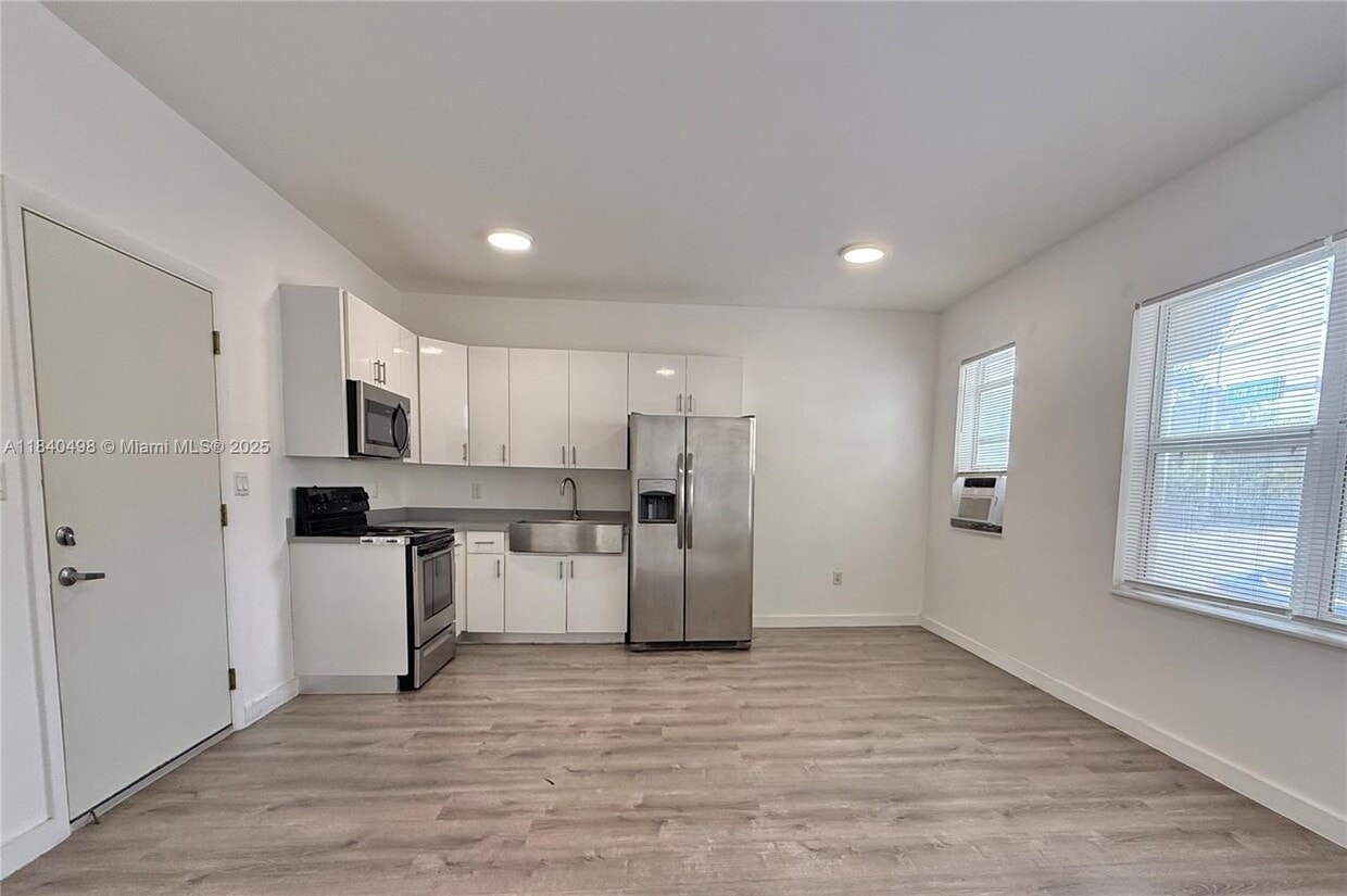 Foto principal - 402 NW 12th Ave