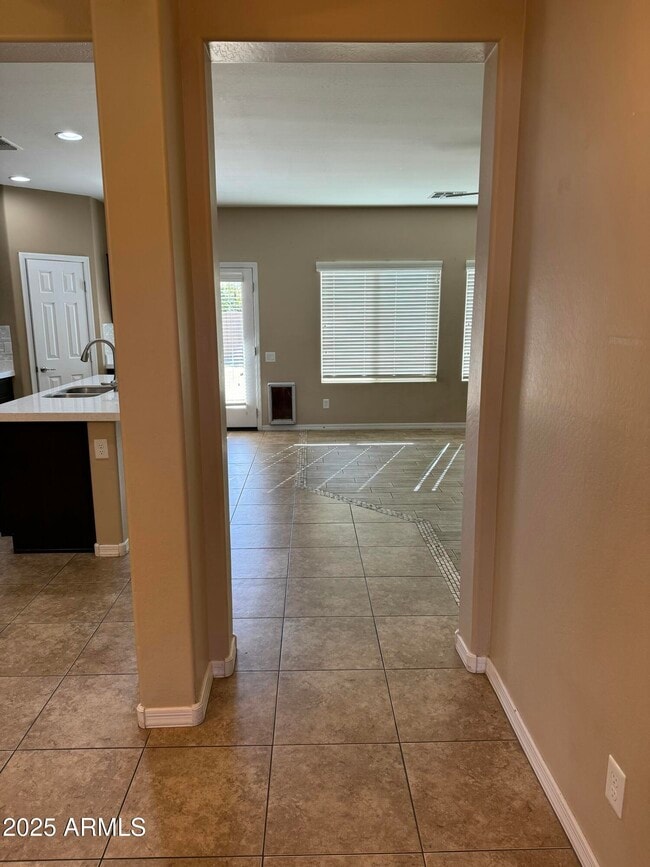 Foto del edificio - 11009 E Sutter Ave