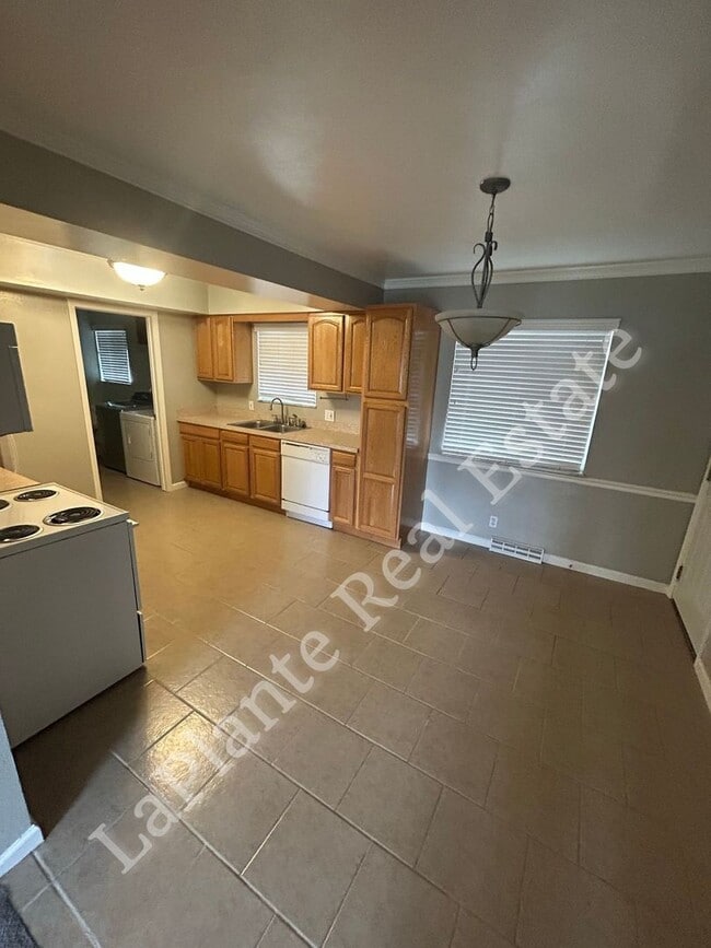 Building Photo - 1921 Northover Rd