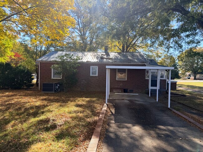 Foto del edificio - 1828 Statesville Blvd