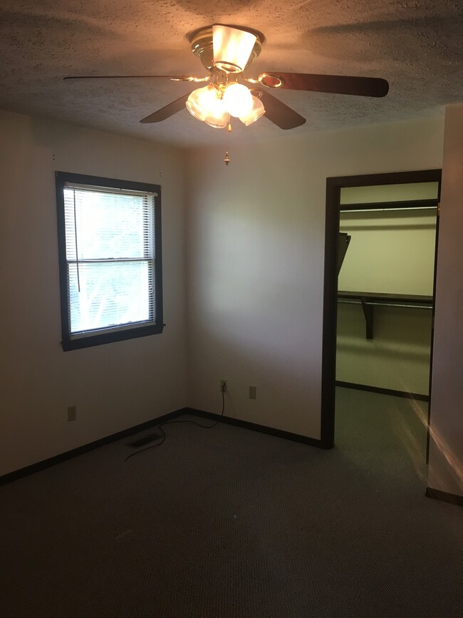 master br with walk in closet - 5 Oak Drive Cir