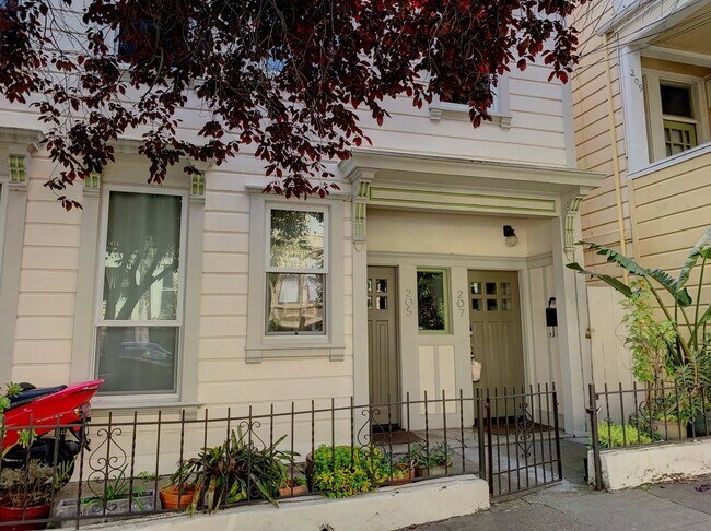 Building Photo - Sunny, Spacious, and Updated 4 Bed, 2 Bath...