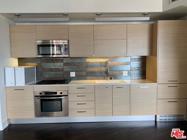 Foto del edificio - 727 W 7th St