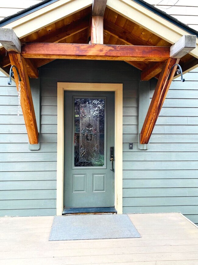 Foto del edificio - Spacious 3 BR w/ all wood floors and great...