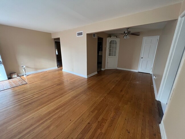 Building Photo - Private Charming Home