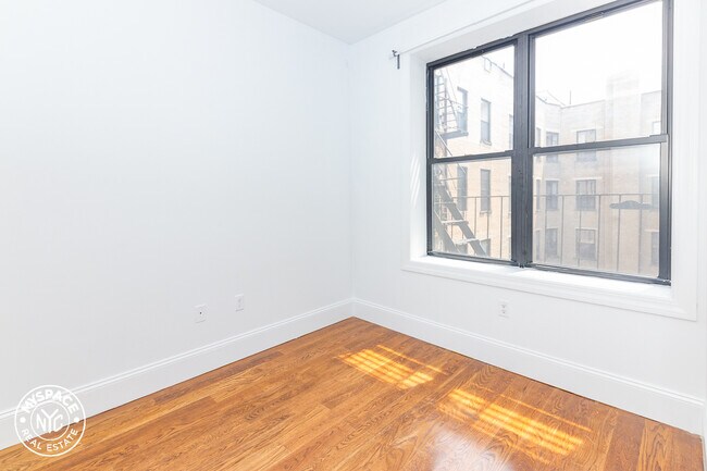 Foto del edificio - 16-25-25 Putnam Ave