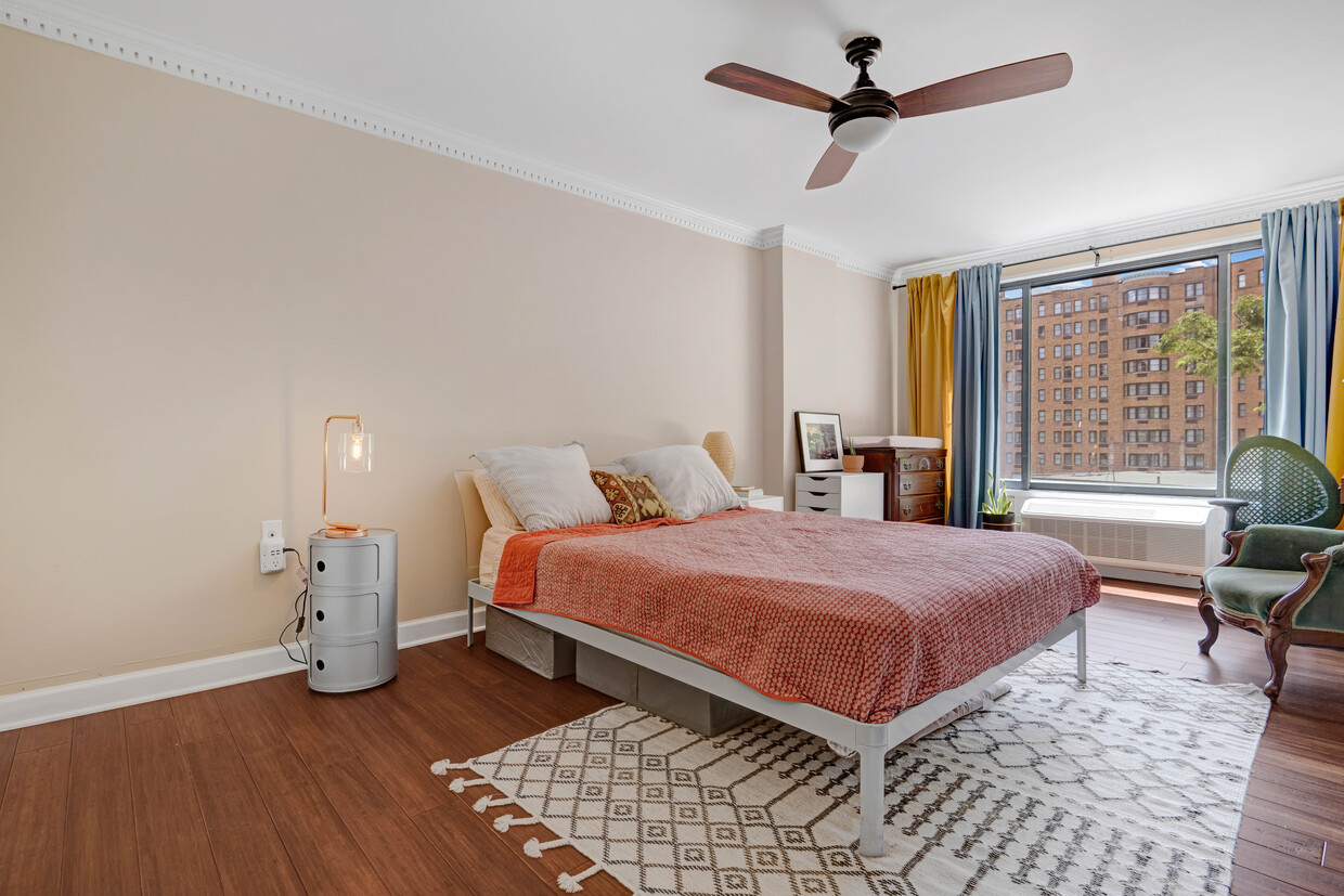 Foto principal - 2501 Calvert St NW