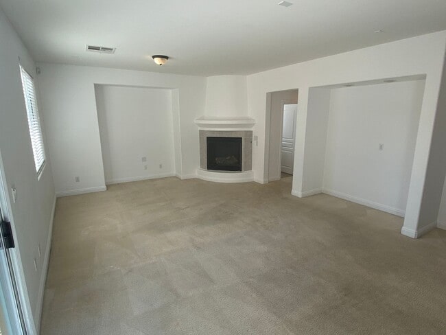 Foto del edificio - Beautiful 3Bed/3Bath/2Car corner lot home located in the guard gated Tuscany Community