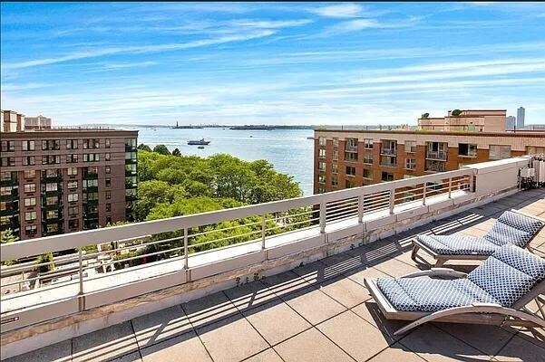 Foto del edificio - 2 S End Ave