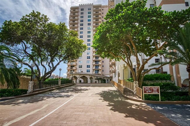 Building Photo - 1865 S Ocean Dr