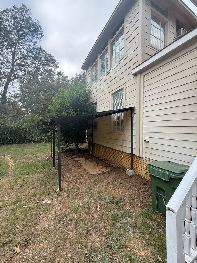 Building Photo - ** 4 bed 3 bath located in the Garden Dist...