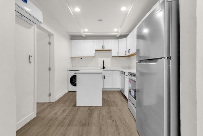 Building Photo - 1/2 MONTH FREE RENT MOVE IN SPECIAL!!! Brand new remodeled in the heart of downtown PHX