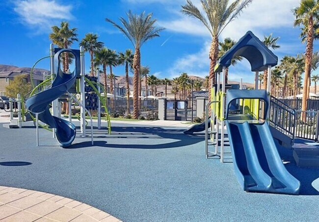 Foto del edificio - BEAUTIFUL 3 BEDROOM 3 BATH TRI-LEVEL HOME ...