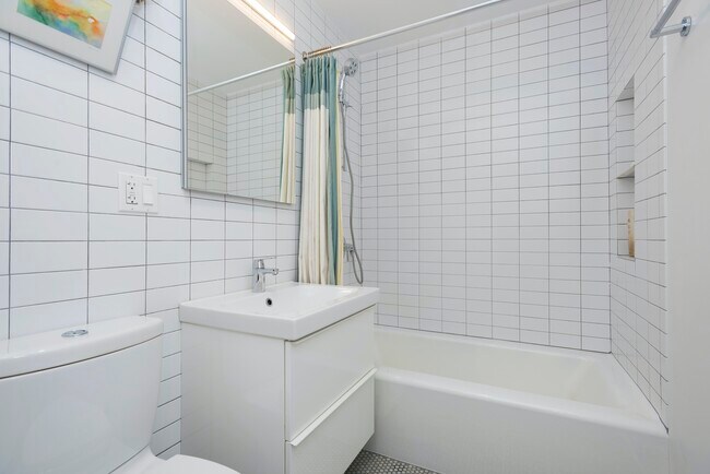 Foto del edificio - Fort Greene Townhouse 2-BR Garden Duplex