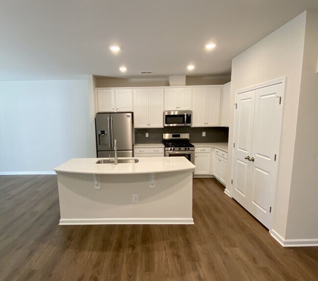 Building Photo - 3BR/2BA Townhouse; Steele Creek; Popular C...