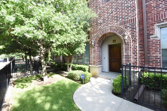 Foto del edificio - Beautiful 3-Story Lakewood Townhome!