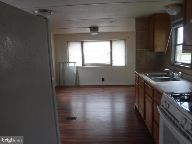 Building Photo - 53 Shamrock Ave