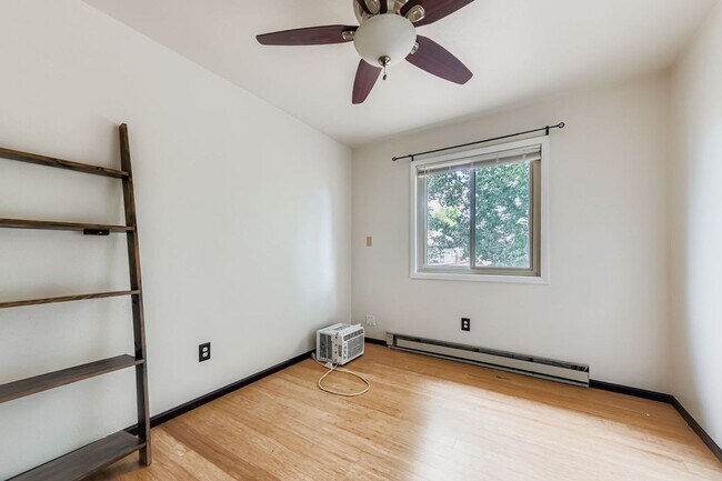 Building Photo - Cozy 4B/2B Unit With Views In East Boulder...