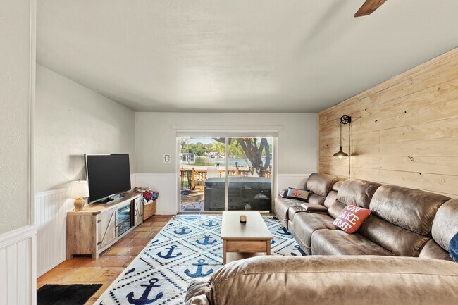 Sala de estar en la planta baja - 4308 Overlook Ct