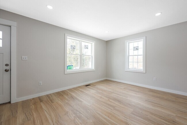 Foto del edificio - 14 Paige Hill Rd