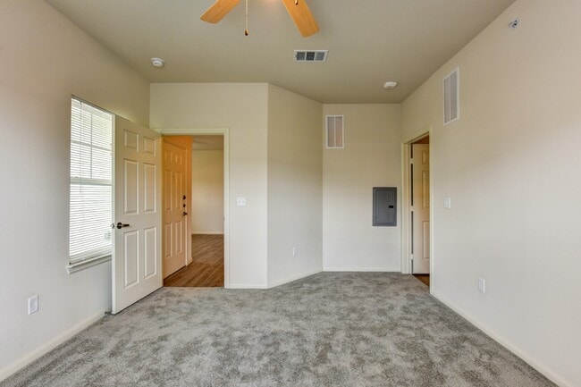Building Photo - Shadow Ridge