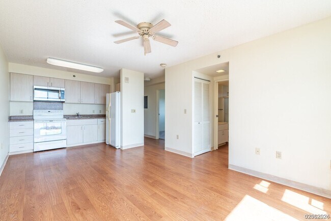 Building Photo - 3 Bd 1 Ba 2 tandem Prkg - Paiwa Tower - 94...