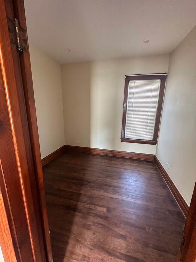 Foto del edificio - 5648 W Higgins Ave