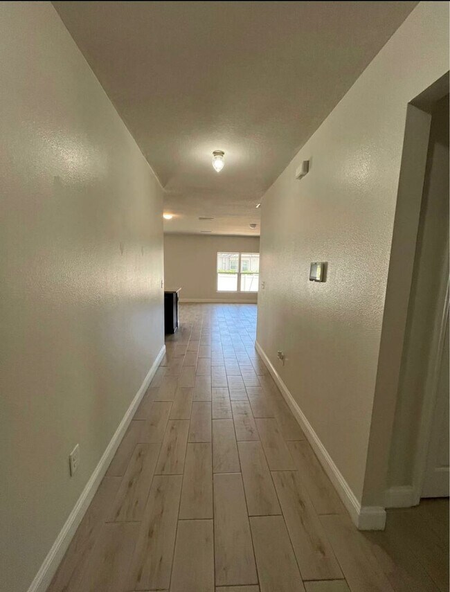 Foto del edificio - Beautiful 4-Bedroom Home in Sought-After H...
