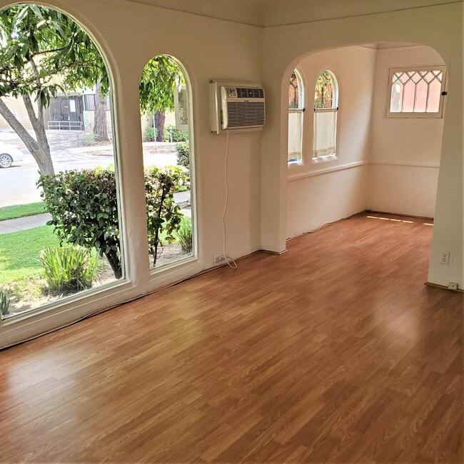 livingroom and diningroom - 715 N Hayworth Ave