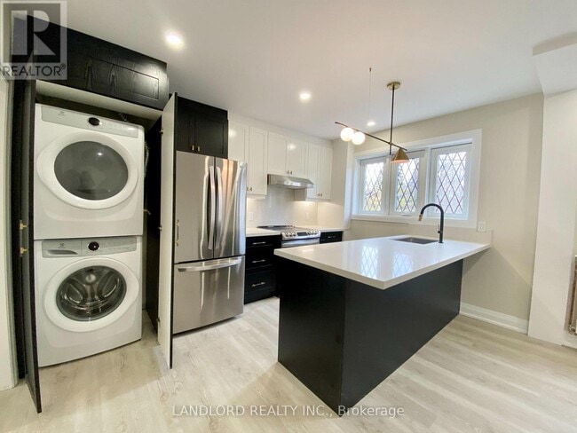 Building Photo - 2520 Bloor St W