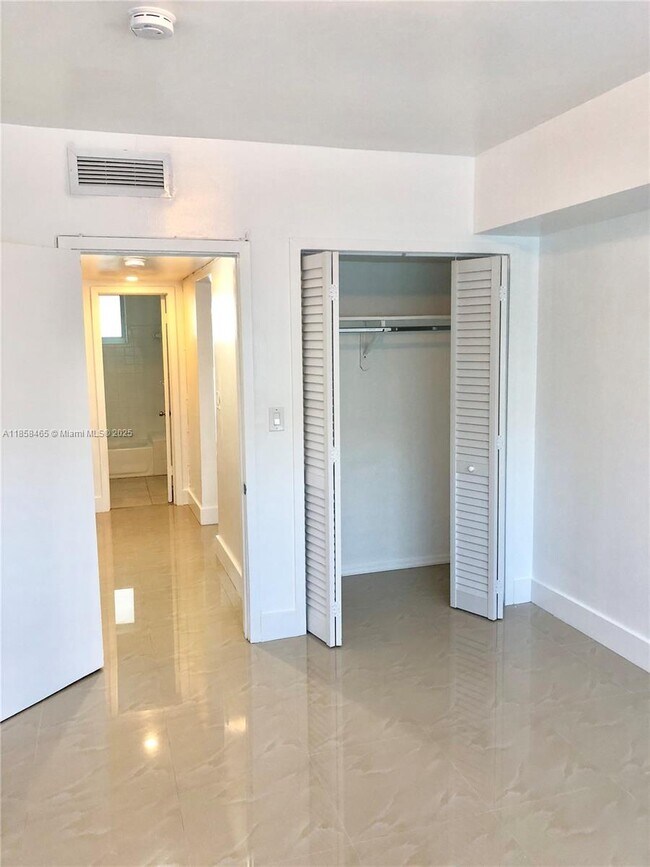 Foto del edificio - 8227 Crespi Blvd