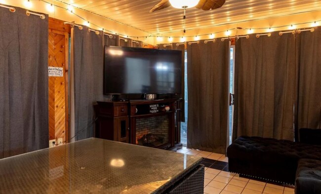 Building Photo - Room rental