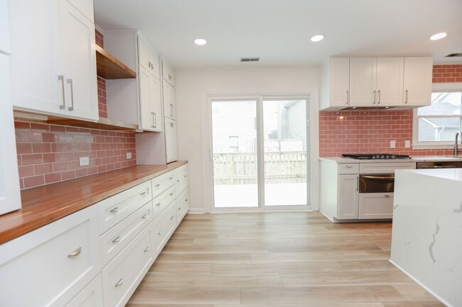 Building Photo - Beautifully renovated 3 bed 2.5 bath home ...