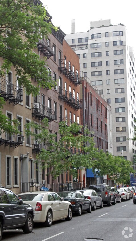 Building Photo - 347 E 65th St