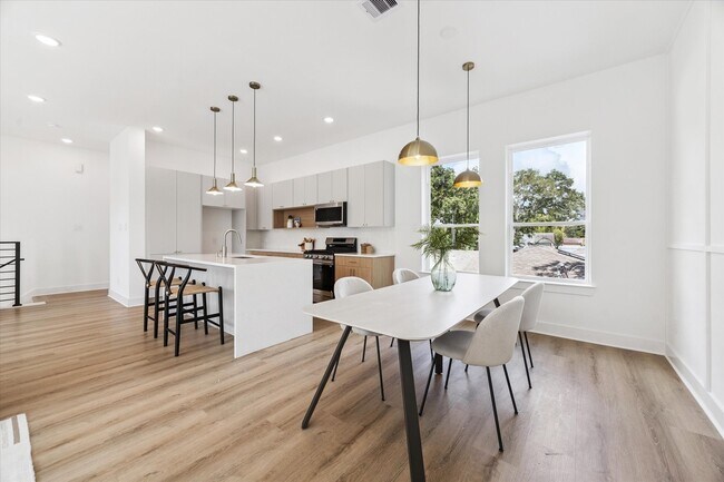 Foto del edificio - 6341 W Montgomery Rd