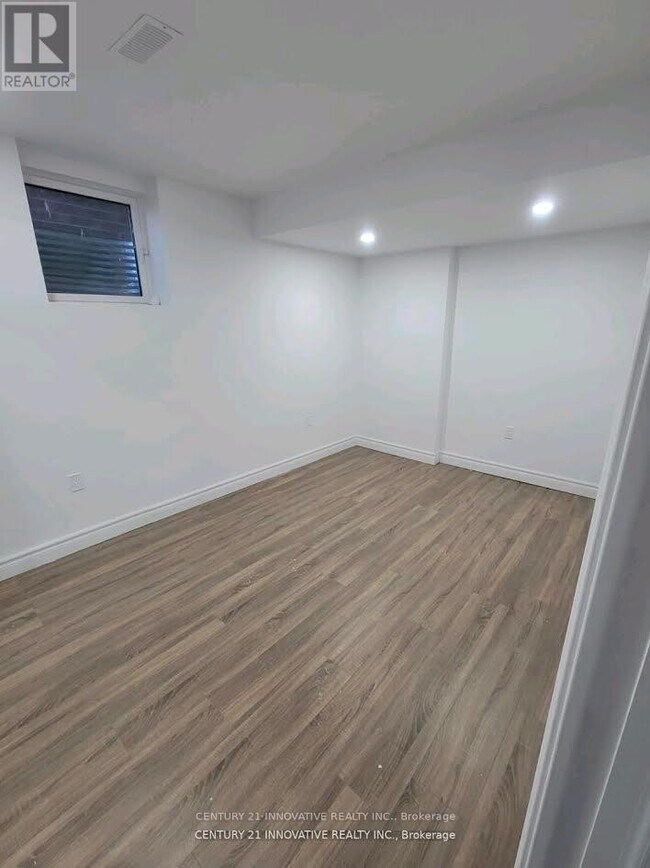 Photo du bâtiment - 1280 Amherst Gate