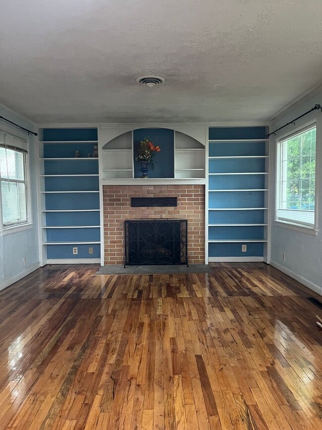 Building Photo - Beautiful Central Bench Home