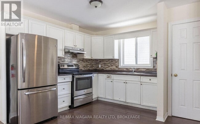 Building Photo - 138 Carlton St