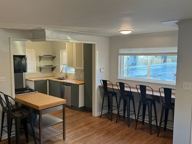 Foto del edificio - Beautiful Fully Remodeled Home Available I...
